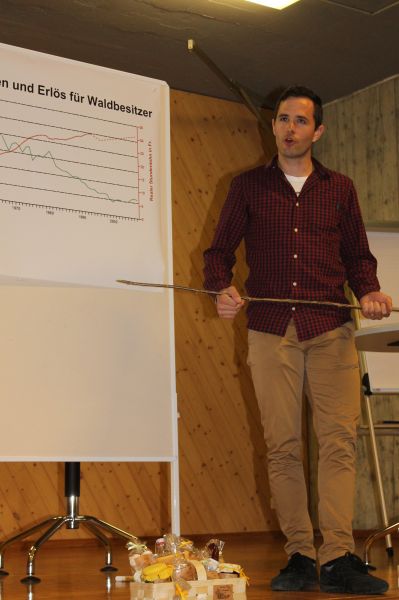 Der Truber Revierförster Beat Reber eröffnete das Bäregg-Forum 2019 zum Thema Waldbewirtschaftung.